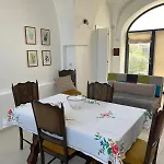 Un Posto Al Sole, Alle Volte 아파트